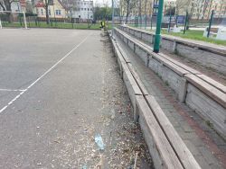sprzątanie boiska - pl. Szarych Szeregów